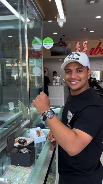 Vitrina de joyería de Urbano con cliente mostrando un reloj