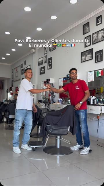 Barbero y cliente celebrando durante el Mundial en Urbano