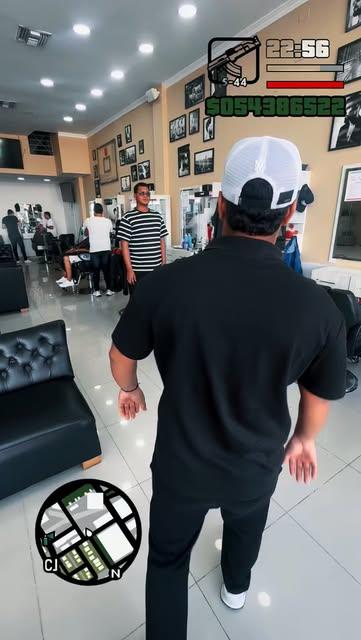 Cliente entrando al salón de Urbano en un video al estilo videojuego