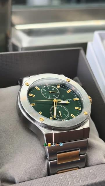 Reloj de acero con esfera verde en su estuche