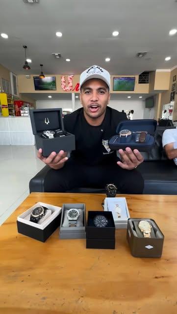 Colección de relojes en sus cajas sobre la mesa de Urbano