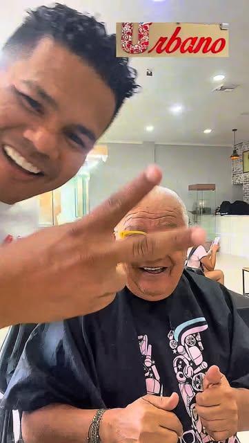 Barbero y cliente riéndose en Urbano