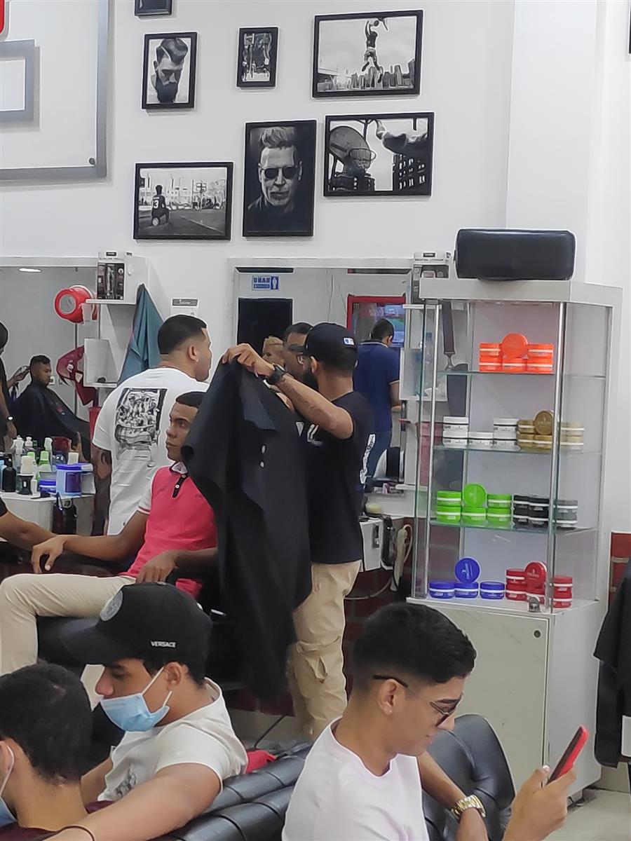 Interior de Urbano lleno de clientes, con fotos enmarcadas en las paredes