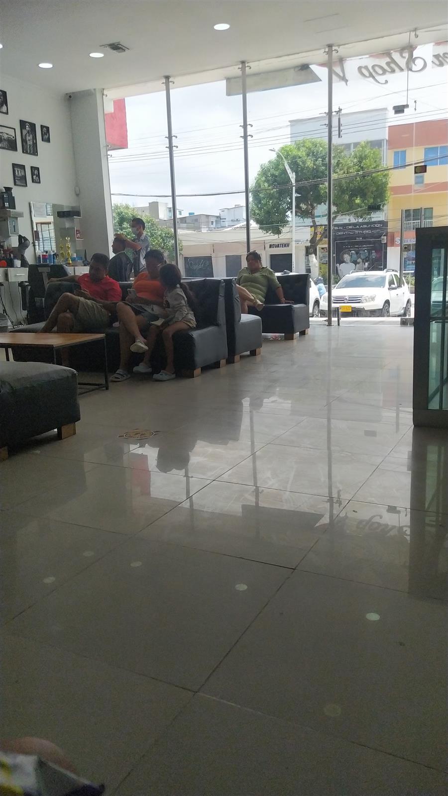 Clientes esperando turno en la sala de Urbano junto a la vitrina