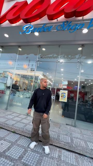 Cliente con el cabello teñido frente a la vitrina de Urbano
